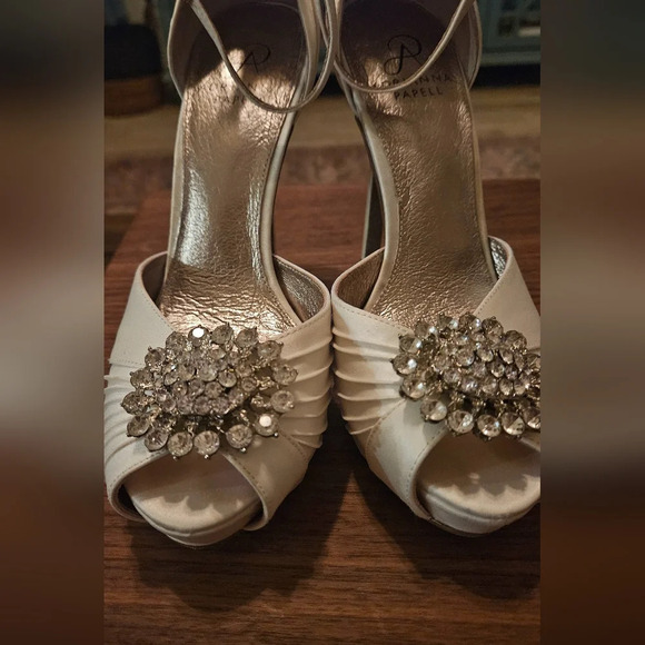 ADRIANNA PAPELL Satin crystal embellished stilettos In White. Size 7 - Picture 11 of 12